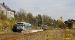 Der Bahnhof Selbitz ist runderneuert, sowas wie ein EG oder einen Güterschuppen braucht man nicht mehr. Beides steht aber noch rum, bis vor wenigen Jahren gab es hier noch einen Fahrdienstleiter, der auch die Zugkreuzung abfertigte. Gekreuzt wird hier immer noch, bis 1976 zweigte auch noch die Strecke nach Schauenstein-Helmbrechts-Münchberg ab (hinter dem EG nach rechts). Hier sieht man einen AG 650 der sich mit dem VBG Leih-VT, der links nach Bad Steben fährt, getroffen hat.
Bilderdiebstahl wird verfolgt - man kann fragen, gell Herr Doktor E....