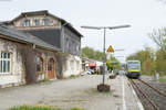 Noch gut in Schuss ist das Bahnhofsgebäude im nordbayerischen Kurort Bad Steben. Dort wartet 650 734 mit der ag 84610 nach Bayreuth Hbf auf die Abfahrt, 28.04.2018