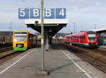 OPB Richtung Cham und der Regionalexpress nach Nürnberg im Bahnhof Schwandorf am 16.02.2020