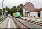 650 364-2 (VT 364 | Stadler Regio-Shuttle RS 1) der Württembergischen Eisenbahn-Gesellschaft mbH (WEG) als RB 1133 (RB47) nach Korntal steht neben dem alten Empfangsgebäude des Startbahnhofs