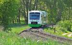 Was braucht man mehr?
Eine Bahnstrecke und eine Bank im Grünen an einem Feldwegbahnübergang zum Warten.
VT 336 der Erfurter Bahn ist als Regionalbahn von Saalfeld nach Blankenstein unterwegs.
Zwischen Wurzbach und Oberlemnitz steigt die Strecke steil an, auf ca. 5 km wird ein Höhenunterschied von fast 90 Metern erklommen.
Der Triebwagen ist hier bei Heinersdorf (bei Bad Lobenstein) unterwegs, der nächste Halt wird Unterlemnitz sein.
Foto am 26.05.2023
Bahnstrecke 6709 Wurzbach - Unterlemnitz 


