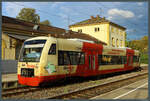 VT 247 der HzL posiert am 03.10.2023 im Bahnhof Immendingen vor dem Empfangsgebäude.