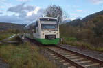 Im Tal der fränkischen Saale verkehrt der Unterfrankenshuttle der Erfurter Bahn von Bad Kissingen nach Gemünden. Am 27.10.2024  fuhr VT 015 (650 415) als RB 80688 auf dem Weg nach Gemünden und überquerte gerade den Fluss Schondra bei Gräfendorf.