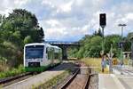 VT327 fährt als RB32 nach Saalfeld in Unterlemnitz ein. Bei diesem Halt sind weder Fahrgäste zugestiegen noch ausgestiegen. 

Unterlemnitz 01.08.2023