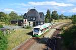 VT335 fährt als RB32 nach Blankenstein in Unterlemnitz ab. Fotografiert von einer Brücke aus.

Unterlemnitz 01.08.2023