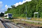 VT313 steht in Bad Lobenstein am nicht mehr genutzten Bahnsteig Gleis 5 abgestellt.

Bad Lobenstein 01.08.2023