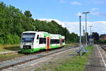 VT313 steht in Bad Lobenstein am nicht mehr genutzten Bahnsteig Gleis 5 abgestellt.