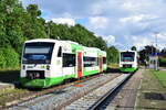 VT313 steht in Bad Lobenstein am nicht mehr genutzten Bahnsteig Gleis 5 abgestellt. Während VT 008 auf Gleis 4 von Saalfeld kommend Bad Lobenstein erreicht hat.

Bad Lobenstein 01.08.2023