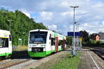 VT 008 hat aus Richtung Saalfeld Bad Lobenstein erreicht. In Kürze wird er nach Gleis 5 rangieren.

Bad Lobenstein 01.08.2023