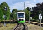 VT 008 rangiert in Richtung Blankenstein um nach Gleis 5 umzusetzen.

Bad Lobenstein 01.08.2023