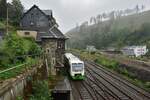 VT129 erreicht von Salfeld kommend im Nieselregen den Bahnhof Lauscha und passiert das alte Stellwerk.