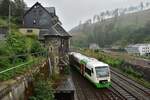 VT116 verlässt im Nieselregen den Bahnhof Lauscha in Richtung Saalfeld und passiert das alte Stellwerk. Das Stellwerk der Bauart Jüdel ging 1912 in Betrieb und wurde am 22.1.1997 außer Betrieb genommen und durch ein ESTW ersetzt. Das Gebäude ist verkauft und heute bewohnt oder anderweitig genutzt. Man beachte zudem das Dampflok Motiv an der Häuserwand. Das Bild wurde von einem Fußgängerweg aus aufgenommen. 

Lauscha 02.08.2023