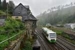 VT129 verlässt im Nieselregen den Bahnhof Lauscha in Richtung Neuhaus am Rennsteig und passiert das alte Stellwerk.