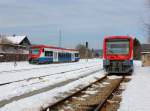 Der VT 63 abgestellt und der VT 65 bei einer Rangierfahrt am 11.02.2013 in Zwiesel.