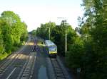 650.731 fhrt hier als ag 84686 von Bad Steben nach Mnchberg, hier kurz nach dem Bahnhof von Oberkotzau.
Aufgenommen am 13.Juni 2013.