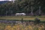 Das Regioshuttle RS1 der Ortenau-S-Bahn auf der Schwarzwaldbahn I : Fahrt auf dem Kinzigdamm zwischen Gengenbach und Biberach, bei Streckenkilometer 12,6  
