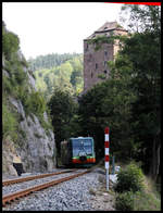 Im Schatten der großen Burg Petschau, heute Becov nad Teplou, kommt hier der VT 654048-7 von GWTrain um die Kurve. Der Zug erreicht hier am 18.08.2020 um 11.22 Uhr, aus Karlovy Vary kommend, den Kreuzungsbahnhof Becov nad Teplou.