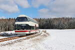 Markersbach am 16. Februar 2025, Vorbeifahrt 670 002-5 des Doppelstock Schienenbus am Mittag