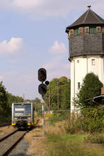 Burgenlandbahn 672 916 erreicht auf seinem Weg nach Wangen (Unstrut) den Bahnhof Nebra.