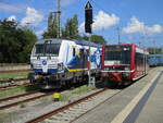 Am 10.August 2024 konnte ich in Bergen/Rügen die Begegnung von der EGP 247 904 und dem  kleinen  HANS 672 914 fotografieren.