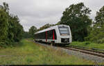 1648 422-1 (Alstom Coradia LINT 41) am unbeschrankten Bahnübergang in Halle (Saale), Julius-Kühn-Straße. Wegen eines Lokführerstreiks geriet der Fahrplan der noch fahrenden Züge stark durcheinander.

🧰 Abellio Rail Mitteldeutschland GmbH
🚝 RE 75733 (RE24) Halberstadt–Halle(Saale)Hbf [+35]
🚩 Bahnstrecke Halle–Vienenburg (KBS 330)
🕓 24.8.2021 | 9:41 Uhr