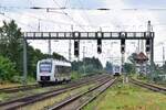 1648 411 und 1648 436 fahren in Magdeburg Neustadt ein.