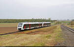 Historisches Eisenbahnwochenende Benndorf–Staßfurt

Etwas verspätet dieseln 1648 434-6 und 1648 951-9 (Alstom Coradia LINT 41) an der Fotografen-Horde am Niewandt-Schacht bei Siersleben vorbei, die auf die Parallelfahrt zweier Dampfzüge warten (siehe nächstes Bild).

🧰 Abellio Rail Mitteldeutschland GmbH
🚝 RE 74841 (RE10) Magdeburg Hbf–Erfurt Hbf [+5]
🕓 1.10.2022 | 9:33 Uhr