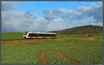 1648 453 der Regionalverkehre Start Mitteldeutschland passiert am 03.01.2024 die Anrufschranke bei Börnecke.