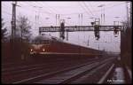 Es war eigentlich kein Foto Wetter. Aber das Objekt der Begierde lockte mich dennoch an die Strecke. Petrus hatte die Schleusen geöffnet, als VT 08520 am 17.11.1990 um 14.15 Uhr durch Osnabrück - Neustadt kam und in Richtung Münster unterwegs war. 