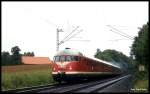 Als Zug 22368 war am 3.9.1993 der letzte noch betriebsbereies VT 08 am 3.9.1993 um 10.33 Uhr am Ortsrand von Hasbergen auf der Rollbahn nach Münster unterwegs.