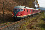 Der Traditionszug VT 12 506/507 Stg, genannt „Stuttgarter Rössle“, tourte am Sonntag, 27. November 2022, über die Madonnenlandbahn. Hier rollt der Oldtimer (Baujahr 1957) von Walldürn nach Schneeberg ins Tal hinunter.