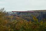 Gestern fuhr der VT12.5 alias 612 506 von Holzminden über zahlreiche Brücken und Viadukte nach Köln. Von Wuppertal aus ging es über Remscheid Richtung Solingen über die höchste Eisenbahnbrücke Deutschlands. Die Müngstener Brücke. Hier überquert der Triebzug die Müngstener Brücke im langsamen Tempo damit die Fahrgäste den Ausblick genießen können.

Solingen 26.10.2024