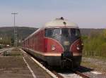 Das  Stuttgarter Rssle  fhrt in den Bahnhof Bad Mergentheim ein.