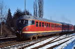 Nachschuss auf einen zweiteiligen 612, der im Februar 1985 in Bad Gandersheim einfährt. Die Baureihe wurden im gleichen Jahr ausgemustert, in die Pflege wurde nicht mehr allzuviel investiert, wie man am Zustand des Daches sieht.