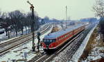 Ein 613 von Kreiensen nach Braunschweig fährt im Februar 1985 in Salzgitter-Ringelheim ein. Im Gegensatz zur links sichtbaren Verbindung von Hannover nach Goslar ist diese Strecke bereits auf eingleisigen Betrieb zurückgebaut worden.