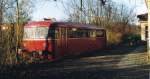 Eine (fast) vergessene Bahnlinie....

Im Nordosten von Hessen gab es eine Bahnlinie die durch das Tal der Wohra fhrte und im Anschlu durch den Kellerwald.

Ausgangspunkt war Kirchhain und die Strecke fhrte nach Gemnden an der Wohra (vor der Gebietsreform Kreis Marburg, nachher Kreis Waldeck - Frankenberg). Von Gemnden fhrte eine Strecke weiter durch den Kellerwald nach Zimmersrode. Von Gemnden an der Wohra sollte eine weitere Linie nach Frankenberg gehen, wurde aber nie fertig gestellt.

Ende Personenverkehr 1972 und 1981 der Gterverkehr. Die Strecke wurde danach abgebaut.

Ein Schienenbusbeiwagen steht noch am alten Bahnhof in Gemnden/Wohra, das Gebude wird als Restaurant genutzt, der Gterschuppen als Saal fr Veranstaltungen und Feiern.

Das Photo (Scan vom Photo) stammt aus dem Jahr 2000, Mitte Februar.