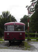 Auf der KBS 228g Wuppertal-Steinbeck - Wuppertal-Cronenberg gilt schon seit fast 30 Jahren Hp0. Das Denkmal erinnert an vergangene Zeiten. Uerdinger Schienenbus 95 9164 (eigentlich 95 9144, ex 724 003-9), W-cronenberg, 23.7.17.