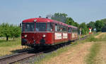 Angeführt vom Motorwagen 796 702 durchfahren die beiden Triebwagen der Mainschleifenbahn am 15.06.17 Eisenheim.