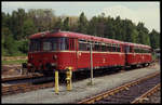 Schienenbus mit Beiwagen im Bahnhof Marktredwitz am 5.6.1991: 796680 wartet mit Beiwagen 996774 auf den nächsten Einsatz.
