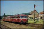 Eine dreiteilige Schienenbus Einheit war am 17.7.1991 als Zug 7328 von Osterburken nach Eberbach unterwegs. Führungsfahrzeug war der VT 798746, der mit seinem Gespann hier um 17.02 Uhr in Dallau ankommt.