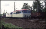 Im Frühjahr 1993 arbeitete die Teutoburger Wald Eisenbahn in der Werkstatt in Lengerich diverse Schienenbusse für die DKB auf. Bevor sie die Endlackierung erhielten wurden sie getestet. Eine solche Testfahrt sehen wir hier am 4.5.1993 auf der DB Strecke bei Ibbenbüren Esch.