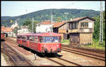 Am 1.7.1993 gab es noch den alten Bahnhof und das alte Stellwerk in Mosbach. Um 16.40 Uhr hat gerade der dreiteilige Schienenbus nach Heidelberg mit dem Motorwagen 798723 und den Bei- bzw. Steuerwagen 998911 u8nd 998271 den Bahnhof verlassen und passiert das alte Stellwerk. 