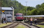 Die Fahrten zwischen Vereinsgelände und Personenbahnhof Gerolstein führten die eingesetzten Uerdinger, zur Freude der anwesenden Fotografen, immer über die (funktionstüchtige) Drehscheibe. Den Zug im Bild vom 15.7.18 (Fahrtrichtung Pbf) führt 796 802.