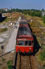 Es gab nur noch diese eine Sonderfahrt am 29.09.1985: Die Szenerie des früheren DB-Bahnhofs Leinfelden mit einem Uerdinger Schienenbuszug ließ wohl alle Fahrgäste und Betrachter