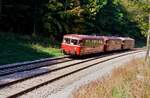 Der Uerdinger Schienenbuszug wirkt hier etwas verloren auf dieser bereits für eine spätere S-Bahnlinie zweigleisig ausgebauten Strecke.