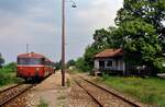 Am 01.03.1985 wartet ein Zug der Voralbbahn im Bahnhof Dürnau.