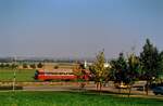 Sonderfahrt eines Uerdinger Schienenbuszugs auf der früheren DB-Bahnstrecke Stuttgart-Rohr - Filderstadt, der Zug ist schon nahe am Ortseingang von Leinfelden, 29.09.1985