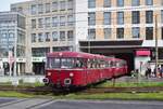 Am 15.5 fand eine Sonderfahrt durch Köln statt. Dabei ging es auch über HGK Strecken. An der Aachener Straße konnte ich die 6teilige Schienenbus Garnitur am Bahnübergang aufnehmen. 

Köln 15.04.2023