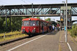 BEM 798 522-9 und 998 724-8 stehen zur Pendelfahrt vom Bahnhof Göppingen zu Leonhard Weiss. (17.09.2023)