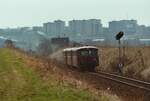 Uerdinger Schienenbuszug auf seinem Weg von Horb nach Tübingen (DB). Im Hintergrund ein Wohngebiet von Rottenburg (Neckar).
Datum: 15.04.1984